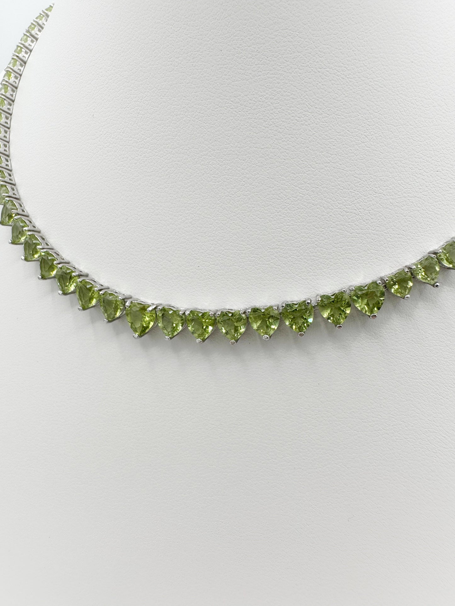 Peridot heart shape tennis necklace in 925 silver - Crystal Elysium