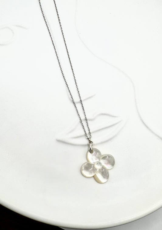 Mother-of-Pearl Flower Necklace