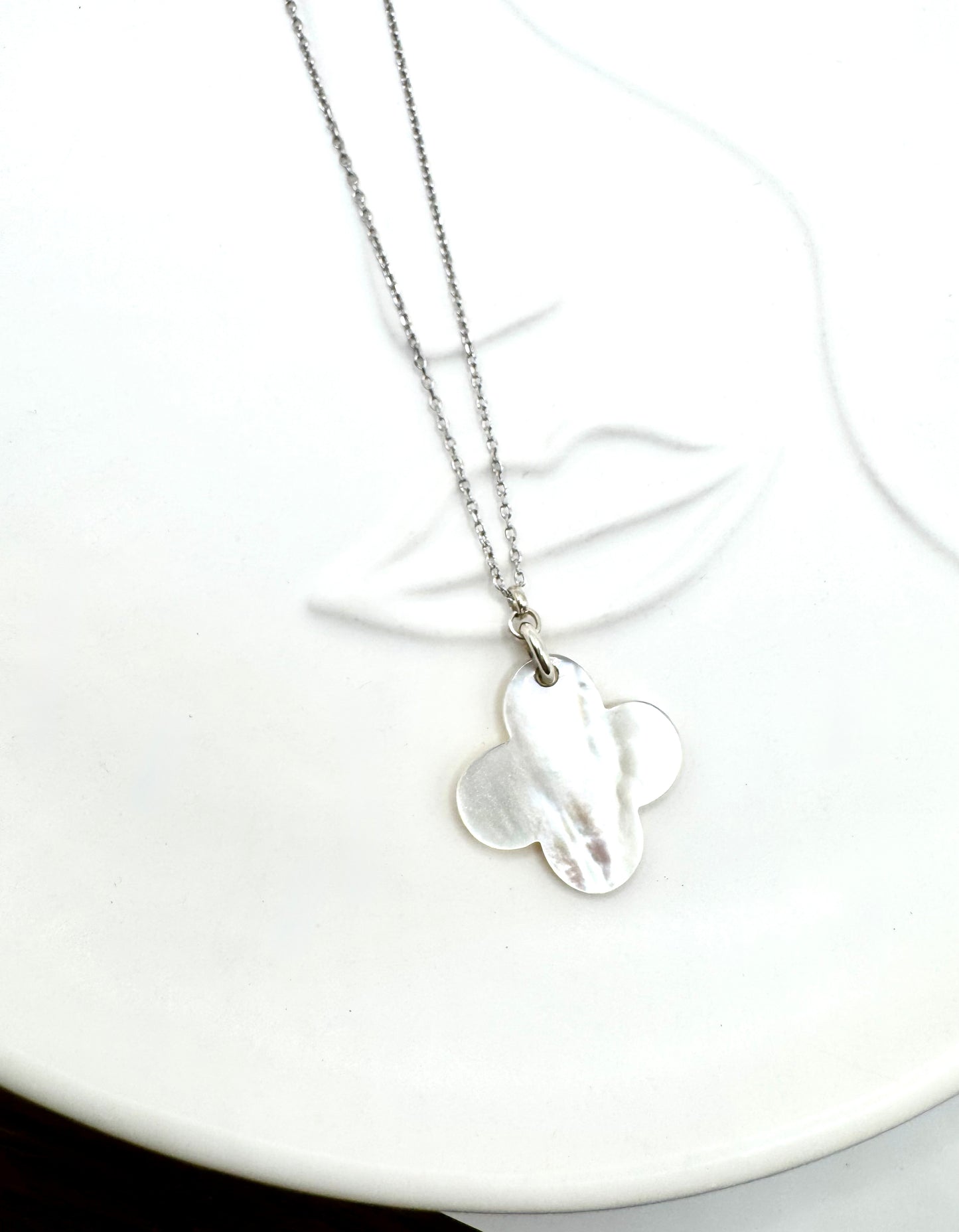 Mother-of-Pearl Flower Necklace