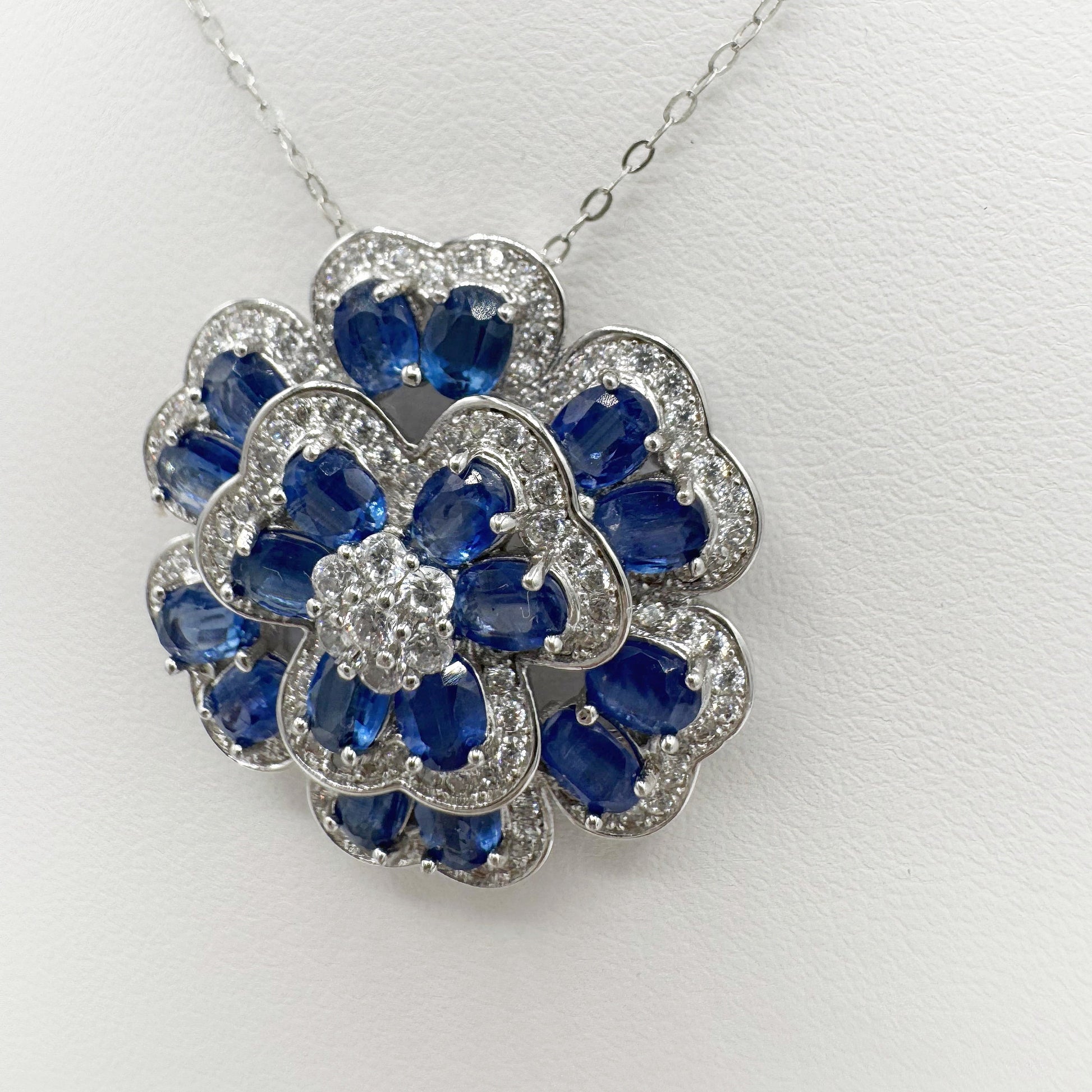 Kyanite flower pendant in 925 sterling silver - Crystal Elysium