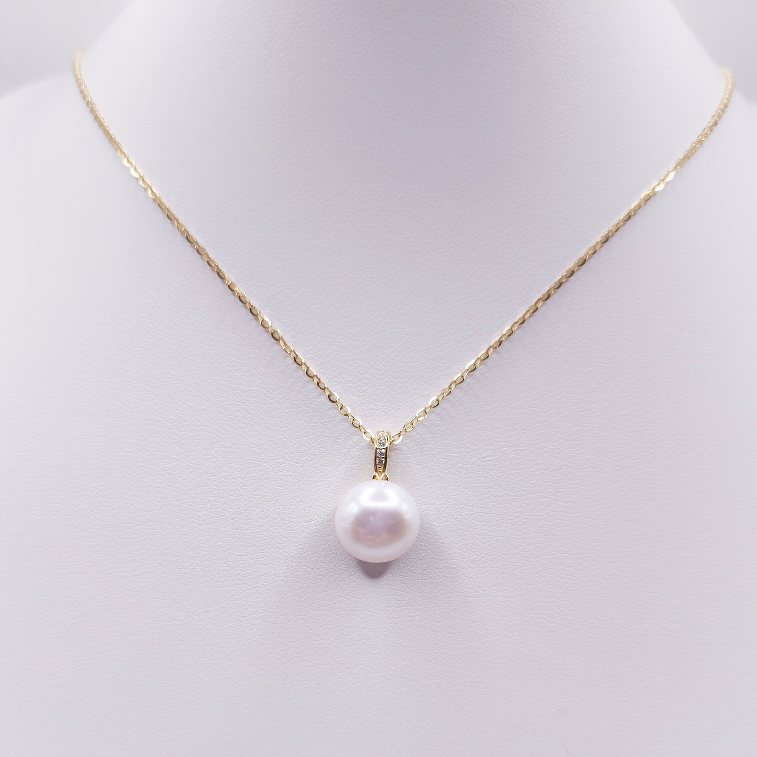 18K gold plated sterling silver necklace with 10mm mother of pearl pendant on 45 cm chain