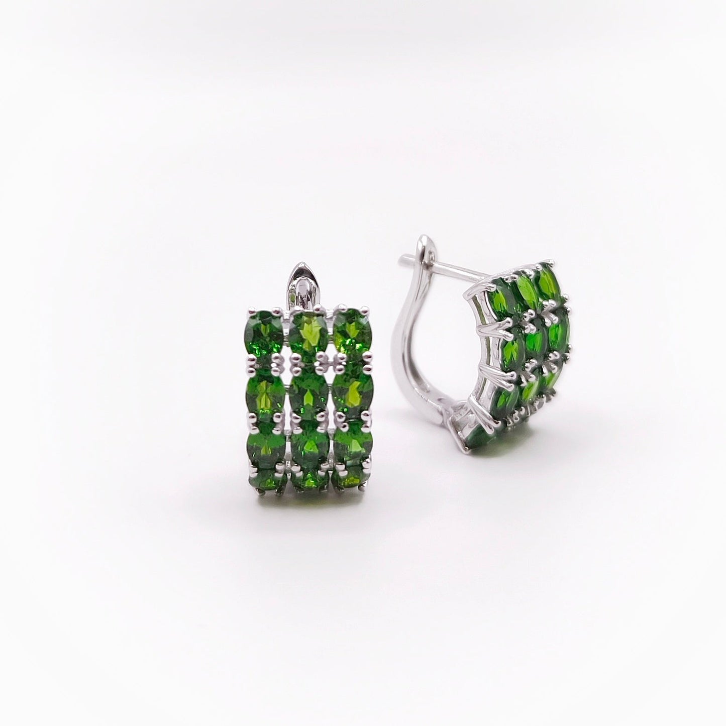 Diopside oval hoop earrings in silver - Crystal Elysium