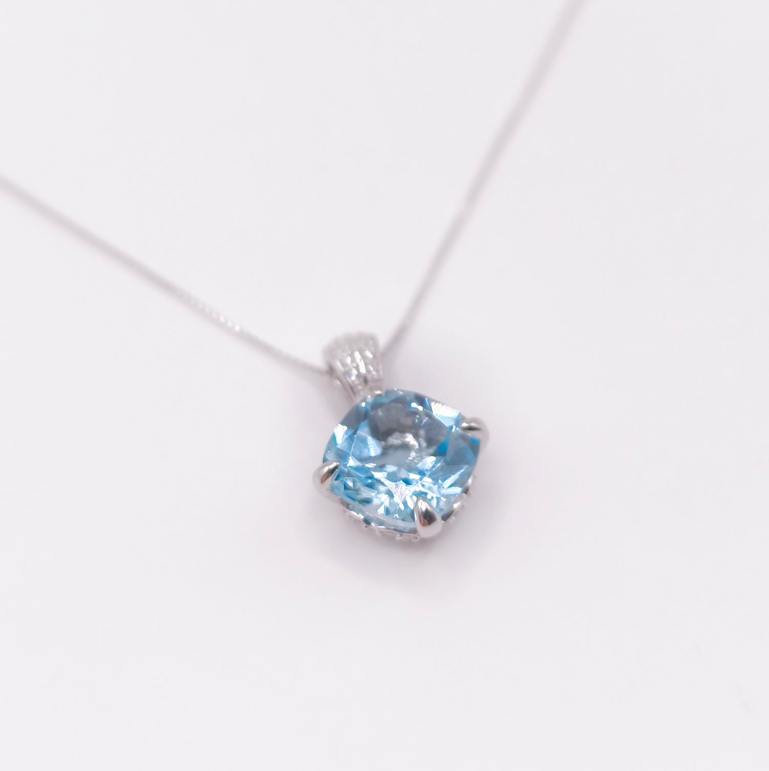 Blue topaz cushion pendant in 925 silver - Crystal Elysium