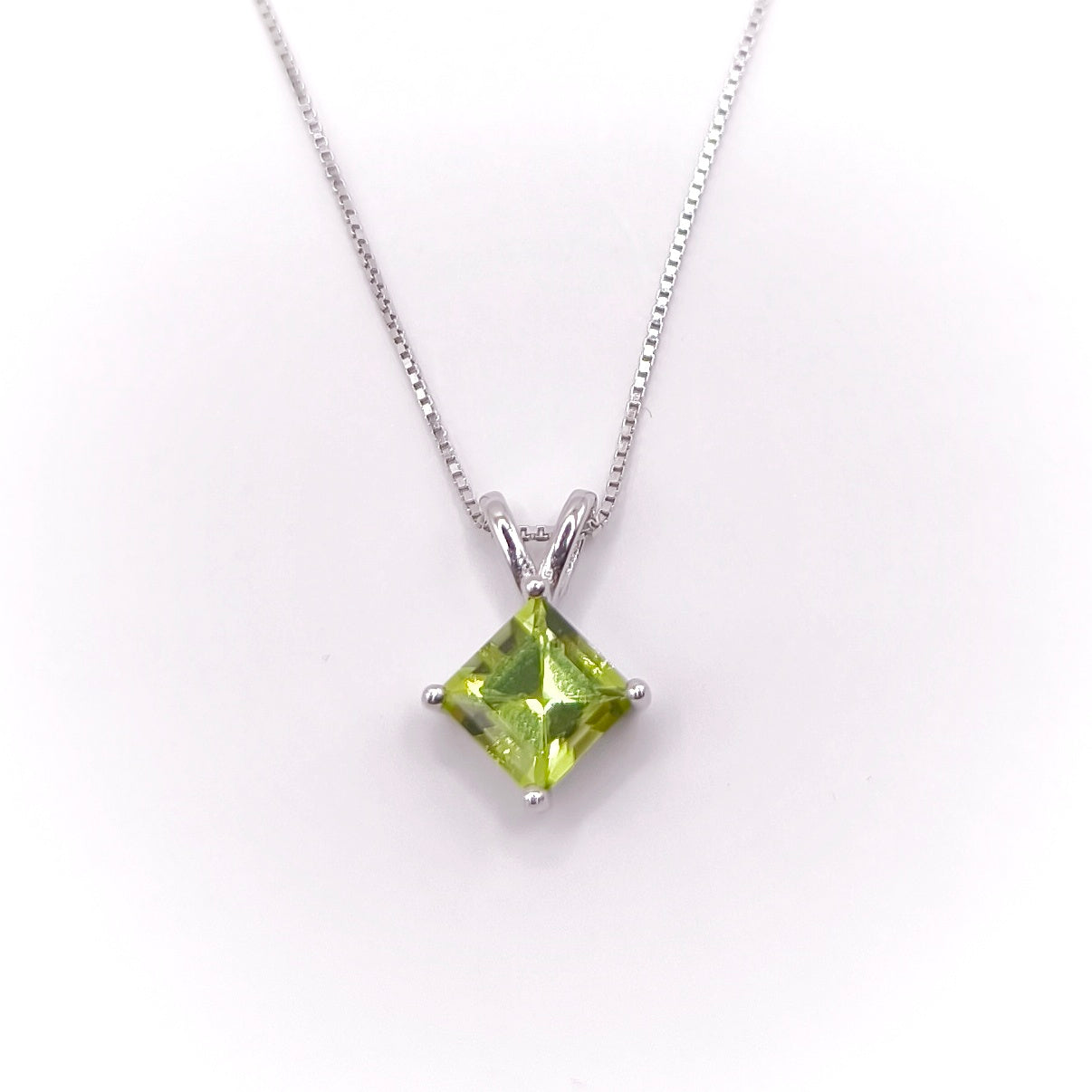 Peridot square pendant in 925 silver - Crystal Elysium