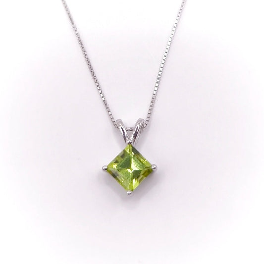 Peridot square pendant in 925 silver - Crystal Elysium